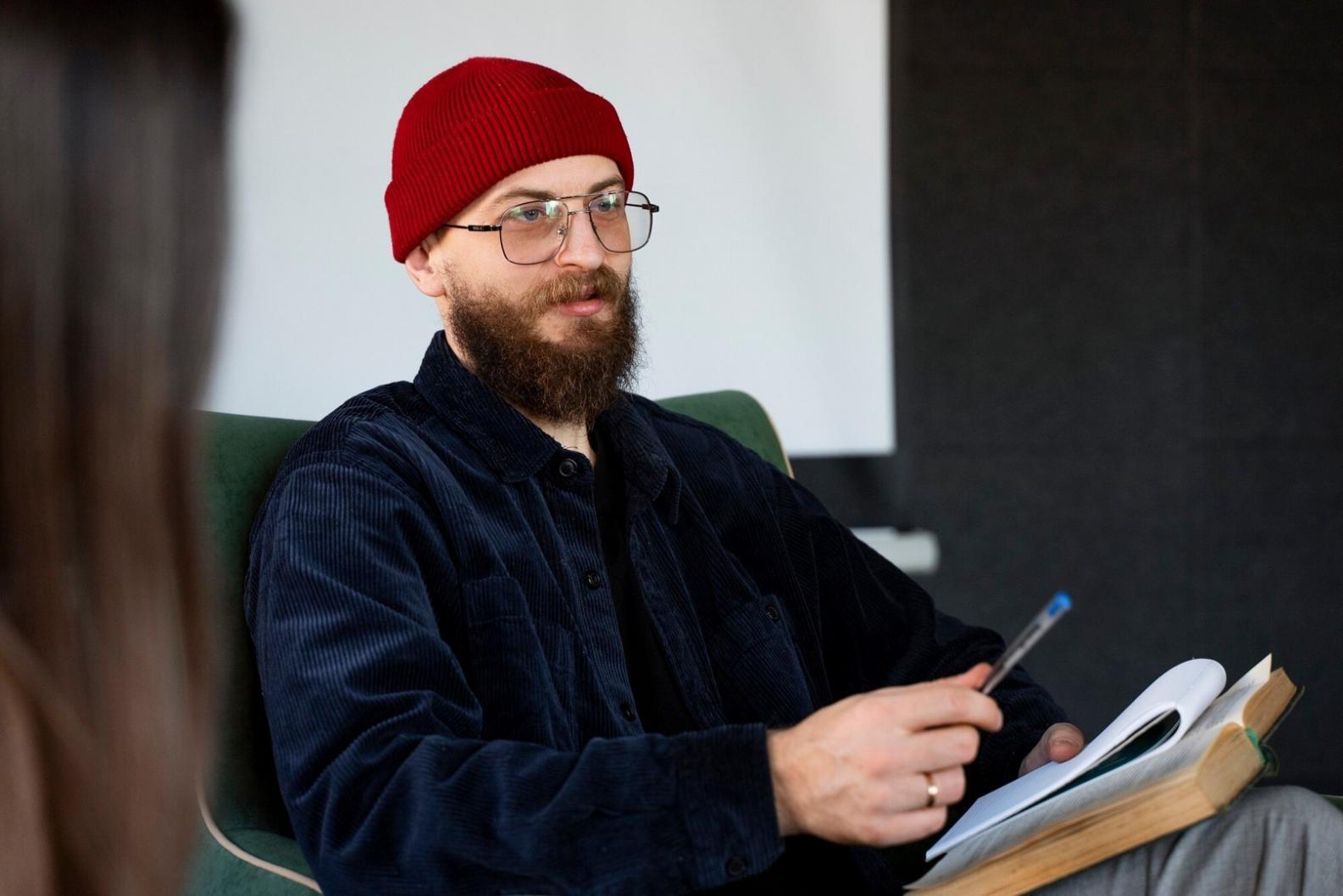 Persona organizando documentos financieros en escritorio