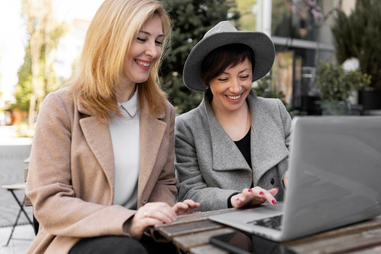 Persona organizando documentos financieros en escritorio